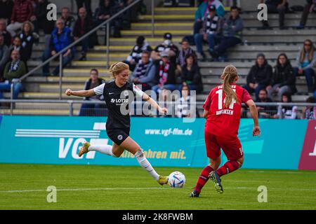 Francoforte, Germania. 23rd Ott 2022. Francoforte, Germania, 23rd 2022 ottobre: Sjoeke Nuesken (8 Francoforte) tira durante la partita DI FLYERALARM Frauen-Bundesliga tra Eintracht Frankfurt e MSV Duisburg allo Stadio di Brentanobad a Francoforte sul meno, Germania. (Norina Toenges/Sports Press Photo/SPP) Credit: SPP Sport Press Photo. /Alamy Live News Foto Stock