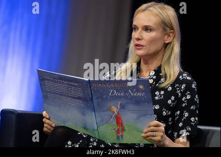 22 ottobre 2022, Hesse, Francoforte sul meno: L'attrice Diane Kruger legge dal libro dei suoi figli 'il tuo nome' alla Fiera del Libro di Francoforte. Foto: Sebastian Gollnow/dpa Foto Stock