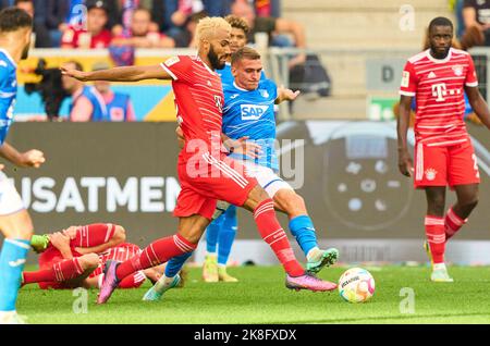 Monaco, Germania. 22nd Ott 2022. Eric MAXIM CHOUPO-MOTING (FCB 13) Leon GORETZKA, FCB 8 gareggia per la palla, combattendo, duello, header, zweikampf, Azione, lotta contro Grischa Proemel, Prömel, Hoff 6 nella partita TSG 1899 HOFFENHEIM - BAYERN MUENCHEN 0-2 1.German Football League il 22 ottobre 2022 a Hoffenheim, Germania. Stagione 2022/2023, giorno 11, 1.Bundesliga, FCB, München, 11.Spieltag, München © Peter Schatz / Alamy Live News - LE NORMATIVE DFL VIETANO L'USO DELLE FOTOGRAFIE come SEQUENZE DI IMMAGINI e/o QUASI-VIDEO - Credit: Peter Schatz/Alamy Live News Foto Stock