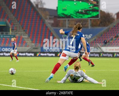 Oslo, Norvegia. 23rd Ott 2022. Oslo, Norvegia, 23rd 2022 ottobre: Janni Bogild Thomsen (7 Valerenga) battaglia per la palla durante il gioco di playoff a Toppserien tra Valerenga e Stabaek all'Intility Arena di Oslo, Norvegia (Ane Frosaker/SPP) Credit: SPP Sport Press Photo. /Alamy Live News Foto Stock