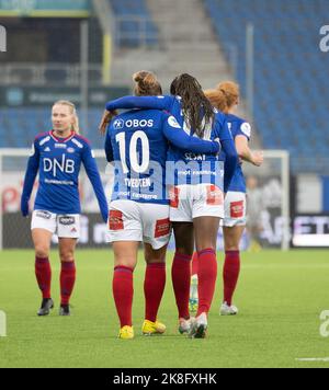 Oslo, Norvegia. 23rd Ott 2022. Oslo, Norvegia, 23rd 2022 ottobre: I giocatori di Valerenga festeggiano dopo aver segnato 5-0 nel gioco di playoff di Toppserien tra Valerenga e Stabaek all'Intility Arena di Oslo, Norvegia (Ane Frosaker/SPP) Credit: SPP Sport Press Photo. /Alamy Live News Foto Stock