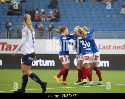 Oslo, Norvegia. 23rd Ott 2022. Oslo, Norvegia, 23rd 2022 ottobre: I giocatori di Valerenga festeggiano dopo aver segnato 4-0 nel gioco di playoff di Toppserien tra Valerenga e Stabaek all'Intility Arena di Oslo, Norvegia (Ane Frosaker/SPP) Credit: SPP Sport Press Photo. /Alamy Live News Foto Stock