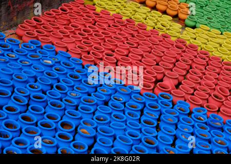 Vasi di terra di pittura artigianale, Uno sfondo di vasi colorati usato per i rituali durante il festival Diwali in India. Foto Stock