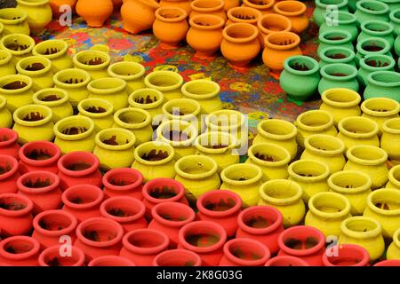 Vasi di terra di pittura artigianale, Uno sfondo di vasi colorati usato per i rituali durante il festival Diwali in India. Foto Stock