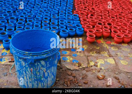 Vasi di terra di pittura artigianale, Uno sfondo di vasi colorati usato per i rituali durante il festival Diwali in India. Foto Stock