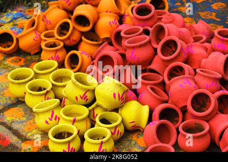 Vasi di terra di pittura artigianale, Uno sfondo di vasi colorati usato per i rituali durante il festival Diwali in India. Foto Stock