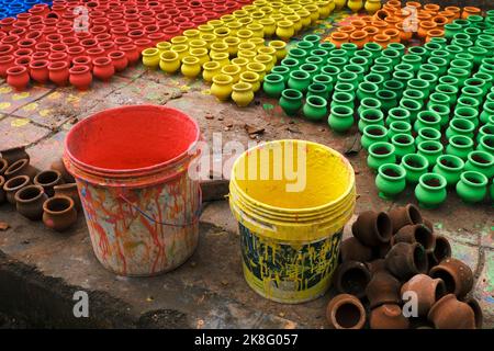 Vasi di terra di pittura artigianale, Uno sfondo di vasi colorati usato per i rituali durante il festival Diwali in India. Foto Stock