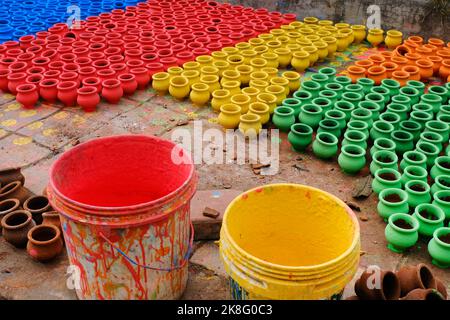 Vasi di terra di pittura artigianale, Uno sfondo di vasi colorati usato per i rituali durante il festival Diwali in India. Foto Stock