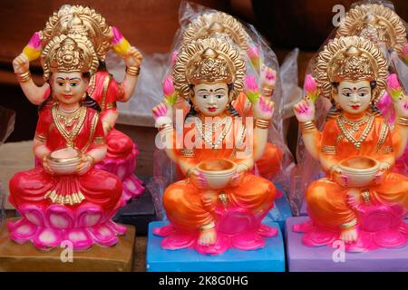 Belle statue di dea Lakshmi esposti per la vendita durante il festival di Diwali a Pune, India. Idoli di Laxmi fatti a mano. Foto Stock