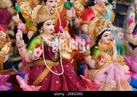 Belle statue di dea Lakshmi esposti per la vendita durante il festival di Diwali a Pune, India. Idoli di Laxmi fatti a mano. Foto Stock