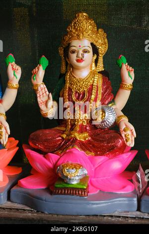 Belle statue di dea Lakshmi esposti per la vendita durante il festival di Diwali a Pune, India. Idoli di Laxmi fatti a mano. Foto Stock