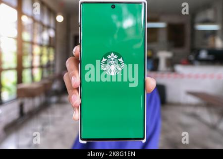 Chiang mai, Thailandia 06 giugno 2021:Donna mano tenere smartphone cellulare apertura starbuck app Foto Stock