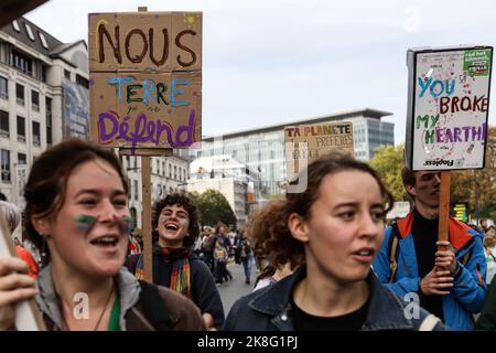 Bruxelles, Regione capitale di Bruxelles, Belgio. 23rd Ott 2022. I dimostranti hanno dei cartelli durante la dimostrazione per il clima ''Walk for Your Future'' a Bruxelles, Belgio, 23 ottobre 2022. (Credit Image: © Valeria Mongelli/ZUMA Press Wire) Credit: ZUMA Press, Inc./Alamy Live News Foto Stock