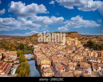 Veduta aerea della città di Valderrobres con il suo ponte e il suo castello a Teruel, Spagna. Foto Stock