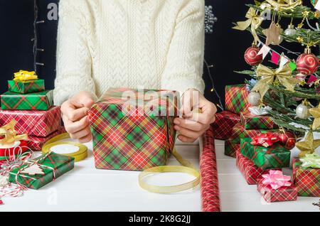 Passo per passo Foto istruzioni per la confezione di un regalo di Natale, passo 6 - imballaggio del regalo con nastro. Foto Stock