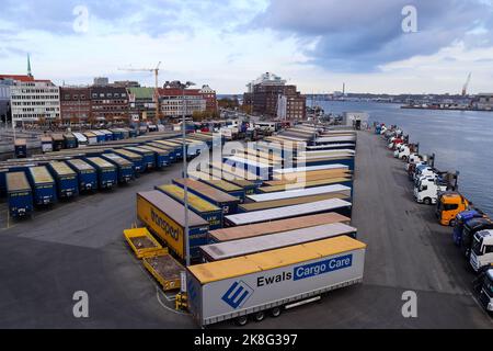 Kiel, Germania - 22. Ottobre 2022: Container e camion in attesa della traversata per la Svezia a Schwedenkai Foto Stock