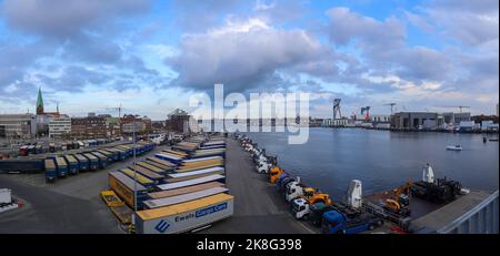 Kiel, Germania - 22. Ottobre 2022: Container e camion in attesa della traversata per la Svezia a Schwedenkai Foto Stock