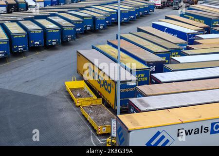 Kiel, Germania - 22. Ottobre 2022: Container e camion in attesa della traversata per la Svezia a Schwedenkai Foto Stock