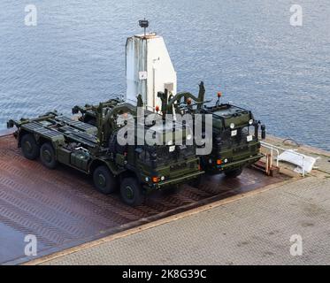 Kiel, Germania - 22. Ottobre 2022: Camion militari in attesa della traversata per la Svezia a Schwedenkai Foto Stock