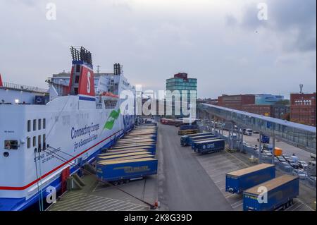 Kiel, Germania - 22. Ottobre 2022: Container e camion in attesa della traversata per la Svezia a Schwedenkai Foto Stock