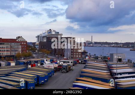 Kiel, Germania - 22. Ottobre 2022: Container e camion in attesa della traversata per la Svezia a Schwedenkai Foto Stock