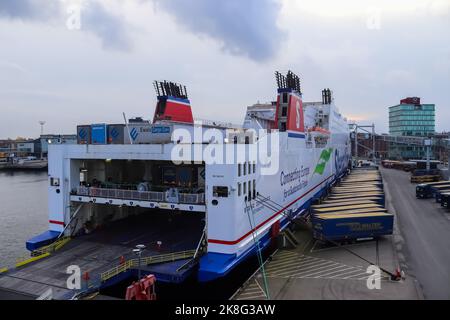 Kiel, Germania - 22. Ottobre 2022: Container e camion in attesa della traversata per la Svezia a Schwedenkai Foto Stock