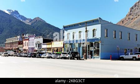 Greene Street, conosciuta anche come Main Street, nella storica città mineraria occidentale di Silverton, Colorado, con uno sfondo delle montagne di San Juan. Foto Stock