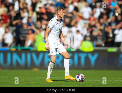 Swansea, Galles, Regno Unito. 23rd ottobre 2022; Swansea.com° stadio, Swansea, Galles; calcio da campionato, Swansea contro Cardiff; Harry Darling di Swansea City porta avanti la palla Credit: Action Plus Sports Images/Alamy Live News Foto Stock