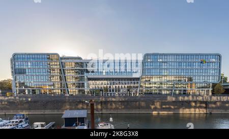 Edificio moderno che sorge sulle rive del Reno a Colonia in un luminoso giorno d'autunno Foto Stock