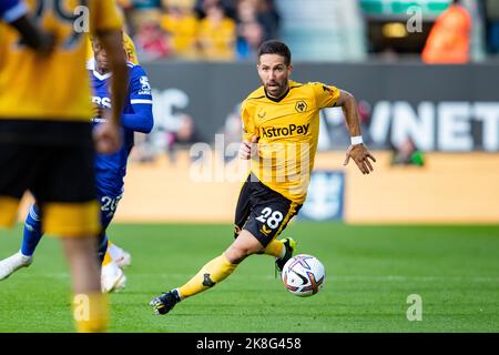 Wolverhampton, Regno Unito. 23 ottobre 2022. WolvesÕs Joao Moutinho durante la partita della Premier League tra Wolverhampton Wanderers e Leicester City a Molineux, Wolverhampton, domenica 23rd ottobre 2022. (Credit: Gustavo Pantano | MI News) Credit: MI News & Sport /Alamy Live News Foto Stock