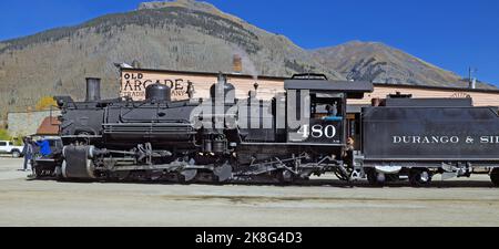 La storica locomotiva a vapore Durango & Silverton 480 arriva sulla 12th strada nella vecchia città occidentale di Silverton, Colorado, Stati Uniti. Foto Stock