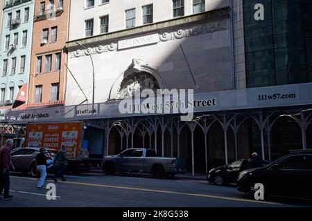 New York, NY, USA - 23 ottobre 2022: Cartello d'ingresso al nuovo grattacielo super alto al 111 W 57th St, noto anche come Steinway Tower Foto Stock