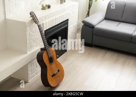 la chitarra acustica è a casa Foto Stock