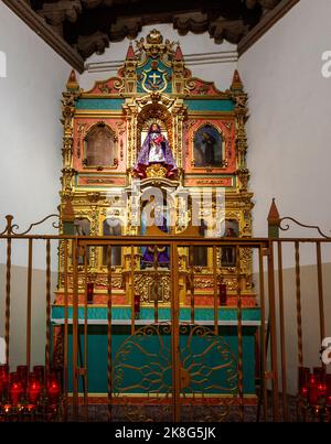 La pala d'altare della Cappella la Conquistadora si trova nel transetto nord della Basilica Cattedrale di San Francesco d'Assisi a Santa Fe, New Mexico. Il Foto Stock