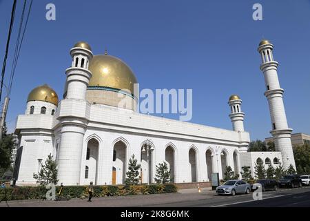 Moschea Centrale, Pushkin Street, Almaty, Regione di Almaty, Kazakistan, Asia centrale Foto Stock