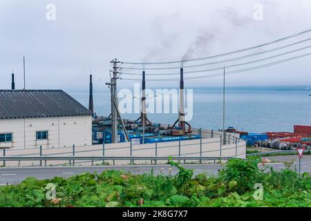 Yuzhno-Kurilsk, Russia - 01 agosto 2022: Centrale diesel con camini fumanti sull'isola Foto Stock