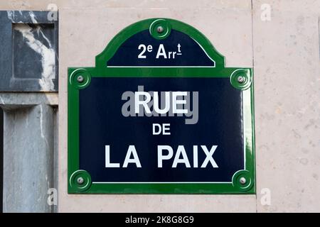 Tradizionale cartello stradale parigino con scritta "Rue de la Paix" (che significa "strada della pace"), Parigi, Francia Foto Stock