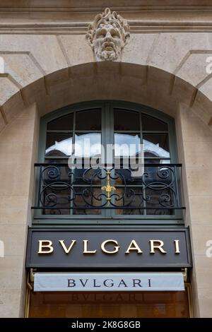 Particolare del negozio Bulgari situato in Place Vendome a Parigi, Francia. Bulgari è un'azienda italiana specializzata in gioielleria, orologi e lusso Foto Stock