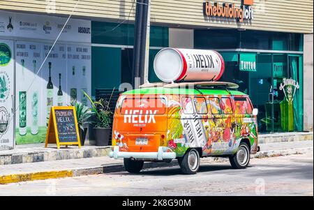 Vari minibus furgoni trasportatori veicoli auto a Playa del Carmen Quintana Roo Messico. Foto Stock