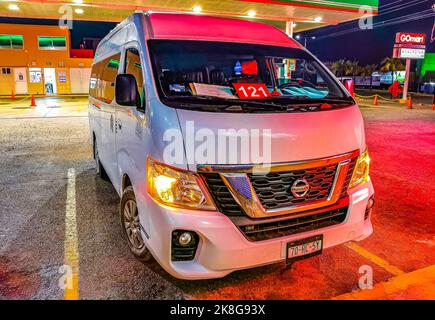 Vari minibus furgoni trasportatori veicoli auto a Playa del Carmen Quintana Roo Messico. Foto Stock