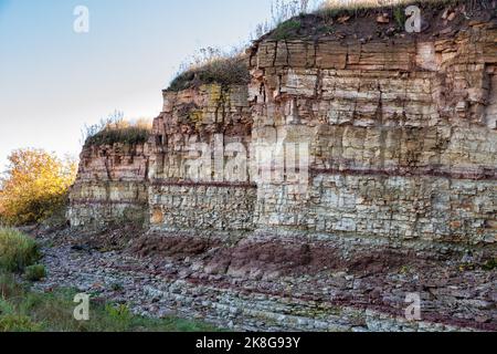 Ilmensky Glint è una formazione naturale, un monumento geologico sulla riva meridionale del lago Ilmen. Scogliera di rocce sedimentarie vicino al villaggio di Ustre Foto Stock