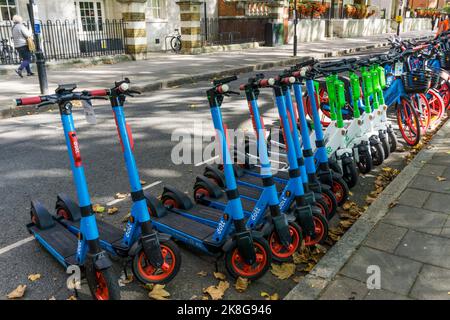 Gli e-scooter Dott. e Lime sono parcheggiati nel centro di Londra. Foto Stock