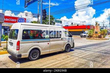 Vari minibus furgoni trasportatori veicoli auto a Playa del Carmen Quintana Roo Messico. Foto Stock