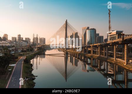 Vista del fiume Pinheiros con edifici moderni accanto al famoso Ponte Octavio Frias de Oliveira nella città di San Paolo Foto Stock