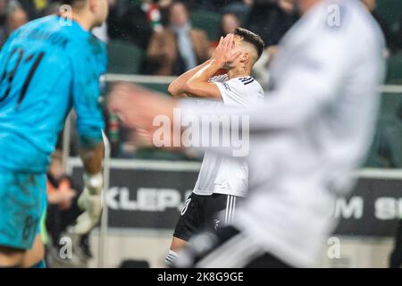 Varsavia, Polonia. 22nd Ott 2022. Ernest Muci (C) di Legia reagisce durante l'incontro polacco della PKO Ekstraklasa League tra Legia Warszawa e Pogon Szczecin al Maresciallo Jozef Pilsudski Legia Warsaw Municipal Stadium.Final Score; Legia Warszawa 1:1 Pogon Szczecin. Credit: SOPA Images Limited/Alamy Live News Foto Stock