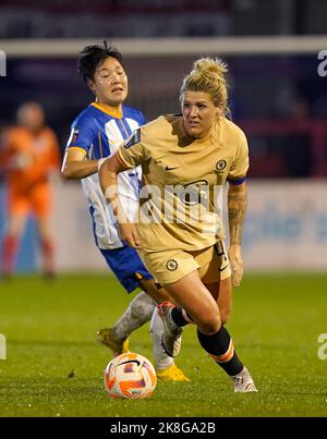 Lee Geum-min (a sinistra) di Brighton e Hove Albion e Millie Bright di Chelsea in azione durante la partita della Super League femminile di Barclays al Broadfield Stadium di Crawley. Data immagine: Sabato 22 ottobre 2022. Foto Stock