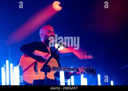 Napoli, Salerno, Italia. 22nd Ott 2022. Giuliano Sangiorgi, cantante della band italiana Negramaro, si esibisce durante il ''Unplugged European Tour'' dal vivo al Teatro Augusteo il 22 ottobre 2022 a Napoli (Credit Image: © Francesco Luciano/ZUMA Press Wire) Foto Stock