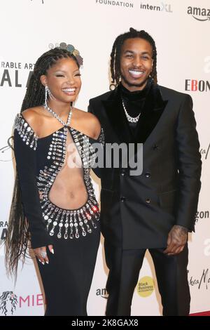 Los Angeles, Stati Uniti. 22nd Ott 2022. Halle Bailey, DDG aka Darryl Dwayne Granberry Jr partecipa al 5th° annuale Wearable Art Gala a Santa Monica, California, USA il 22 ottobre 2022. (Foto di Katrina Jordan/Sipa USA) Credit: Sipa USA/Alamy Live News Foto Stock