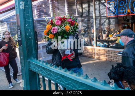 Un uomo porta un bouquet di fiori nella metropolitana di Chelsea a New York venerdì 14 ottobre 2022. (© Richard B. Levine) Foto Stock