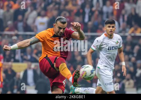 ISTANBUL, TURCHIA - 23 OTTOBRE: Abdulkerim Bardakci di Galatasaray durante la partita turca Super Lig tra Galatasaray e Alanyaspor allo Stadion NEF Stadyumu il 23 ottobre 2022 a Istanbul, Turchia (Foto di Orange Pictures) Foto Stock